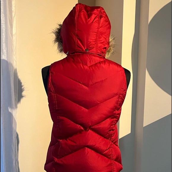 Down-filled hooded puffer vest with faux fur trim - Picture 4 of 8